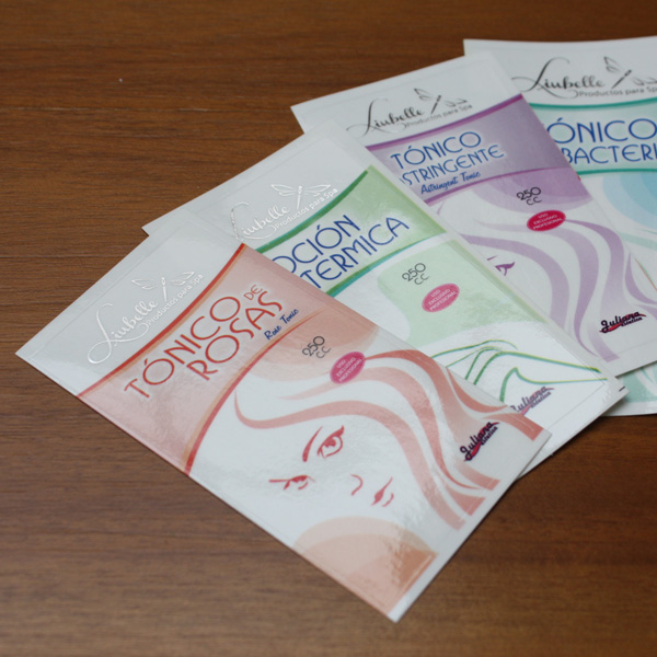 Etiquetas <span class='amarillo'>auto-adhesivas</span> plásticas y metalizadas