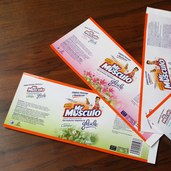 Etiquetas <span class='amarillo'>auto-adhesivas</span> plásticas y metalizadas